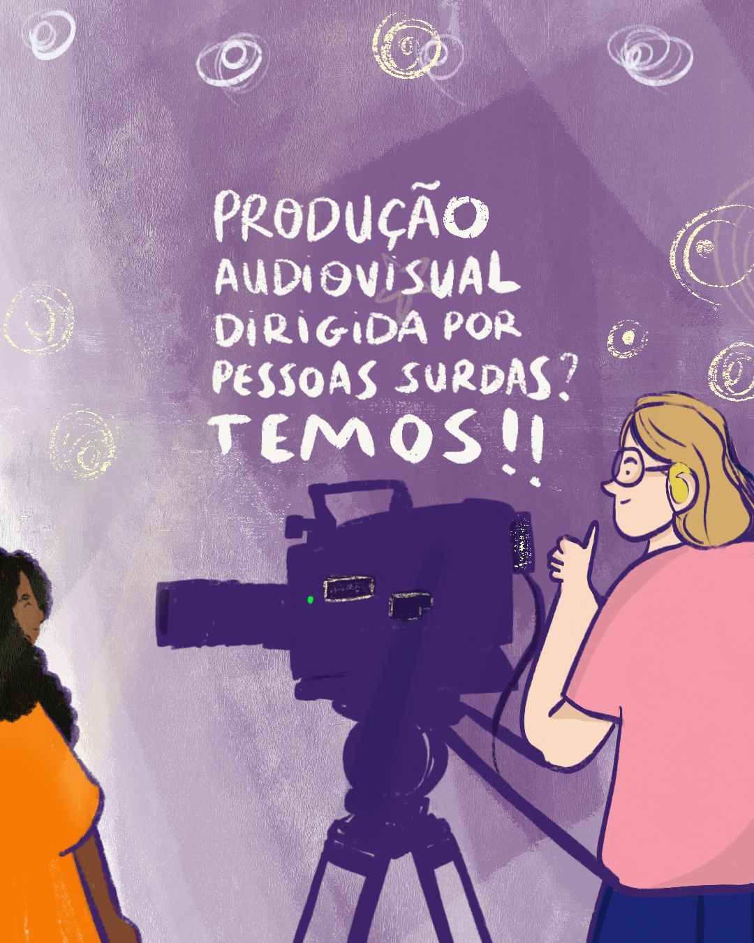 Produção audiovisual dirigida por pessoas surdas? Temos!! Texto escrito em letras brancas, centralizado, sobre fundo roxo. Abaixo dele, a ilustração de uma câmera cinematográfica com uma mulher branca atrás dela fazendo a filmagem. Ela é loira, usa óculos e está com um aparelho auditivo na orelha esquerda. À sua frente, uma menina negra de cabelos longos e cacheados é filmada.