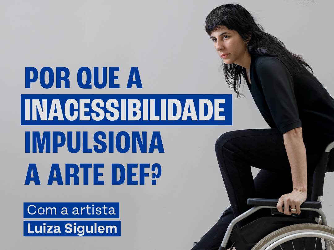 Fotografia em plano médio de Luiza Sigulem em sua cadeira de rodas. Ela tem pele clara, cabelos pretos com franja e veste blusa e calça pretas. Luiza está posicionada de perfil, com o corpo inclinado para frente em um gesto de movimento ou impulso. Seus pés estão descalços. O fundo é uma parede lisa em tom neutro. À esquerda, em letras garrafais azuis, lê-se o título do post sobre Arte Def e o nome da artista em destaque. No canto inferior esquerdo, o @ da página.